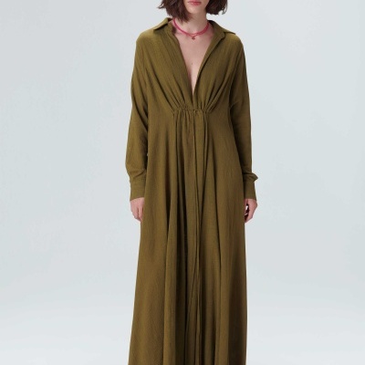Vestido longo caqui com gola e mangas compridas