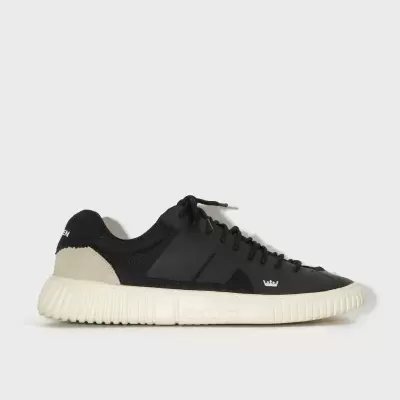 Ténis desportivos pretos com sola branca e detalhes bege