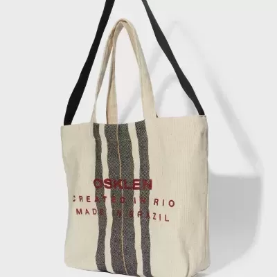 Saco tote tecido cru com riscas verticais cinzentas e pretas e texto em vermelho