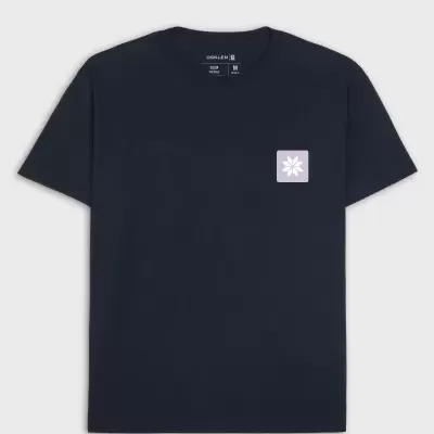 T-shirt preta com logótipo branco e lilás no peito