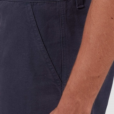 Calças azul escuro com bolso lateral e braço ao lado