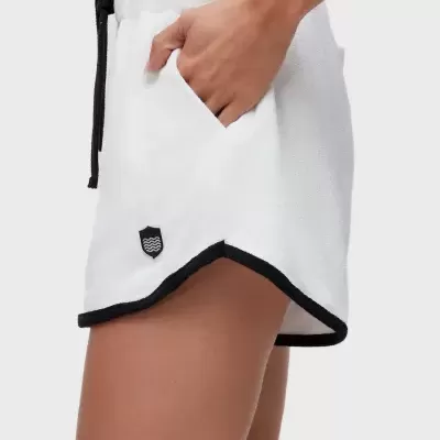 Calções brancos de tecido felpudo com detalhes pretos e bolso lateral