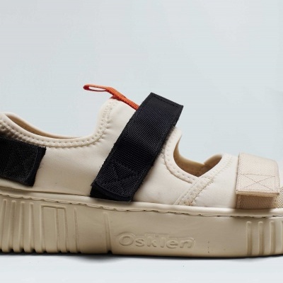 Sandália desportiva creme com sola grossa e tiras em tecido preto e bege