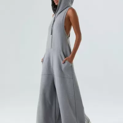 Macacão cinzento com capuz e pernas largas