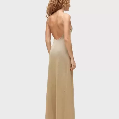 Vestido comprido bege de alças finas com costas descobertas numa modelo