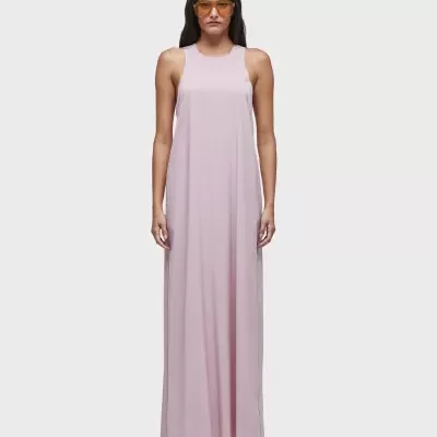 Vestido comprido rosa claro sem mangas usado por mulher com óculos de sol amarelos
