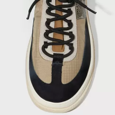 Ténis casual OSKLEN em tecido bege com detalhe preto e atacadores pretos