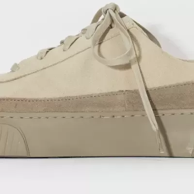 Ténis camurça bege claro e castanho claro com sola de borracha bege e atacadores de tecido