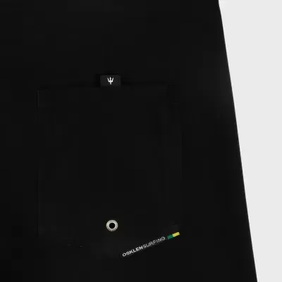 Peça de vestuário preta com bolso quadrado e etiquetas visíveis