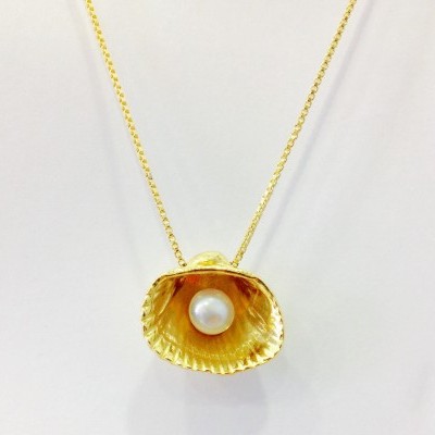 Colar dourado com concha e pérola