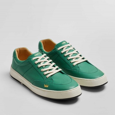 Ténis verdes com atacadores brancos e solado branco