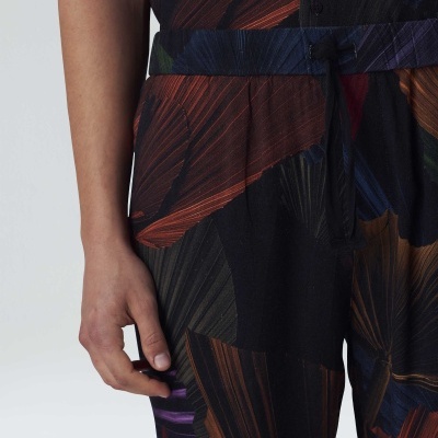 Calças com padrão colorido abstrato e cinto ajustável.