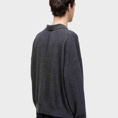 Homem de costas com camisola cinza escura de malha e calças pretas