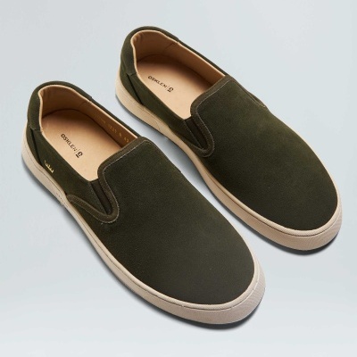 Sapatos slip-on verde escuro com sola branca e interior castanho claro