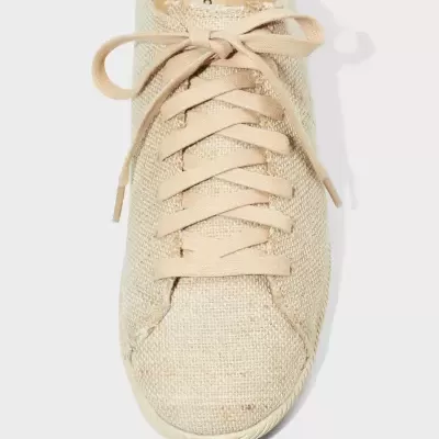 Sapatilha casual bege vista de frente com atacadores e sola clara