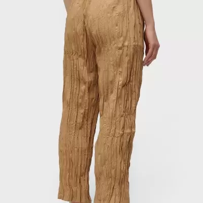 Calças castanhas texturizadas com cintura elástica e chinelos cinzentos