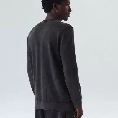 Camisola cinzenta escura de manga comprida vista de costas.