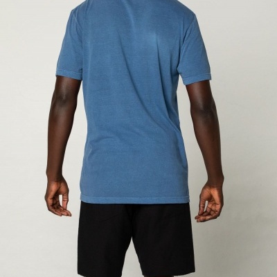 Homem de costas com t-shirt azul e calções pretos