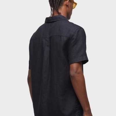 Camisa preta de manga curta vista de costas