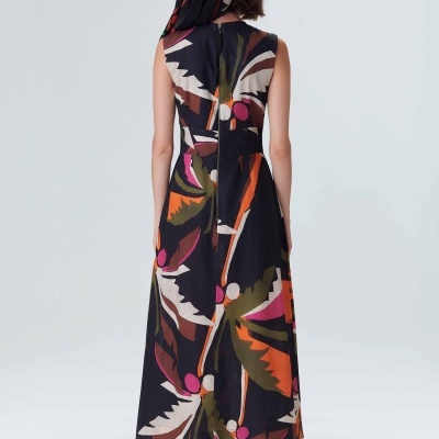 Vestido comprido colorido com padrão abstrato visto de costas