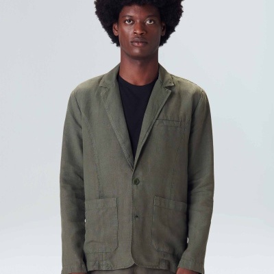 Blazer verde-oliva masculino com bolsos e t-shirt preta