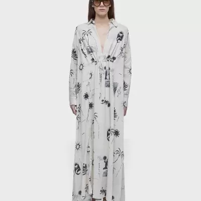 vestido branco comprido com estampados pretos de animais marinhos, cordão na cintura, sapatos brancos e óculos escuros