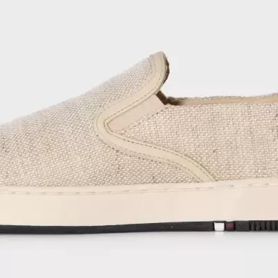 ténis slip-on bege claro tecido rústico sola branca e preta fusão de couro sintético