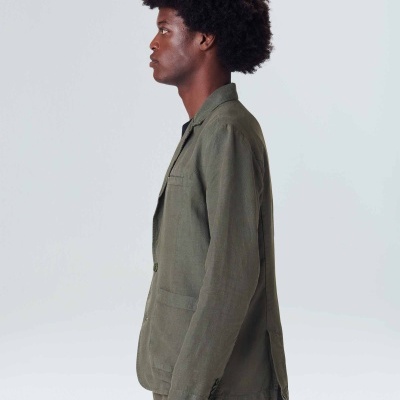 Blazer verde-oliva de homem perfil sobre fundo neutro