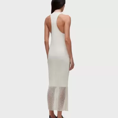 Vestido comprido branco com parte inferior translúcida em padrão de rede