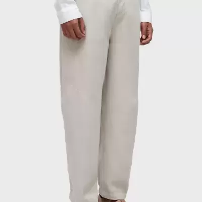 Calças largas castanho claro com sandálias castanho claro