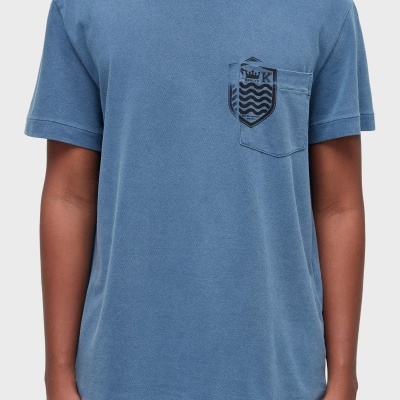 T-shirt azul com bolso frontal esquerdo e emblema preto