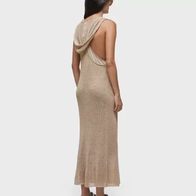 Vestido comprido bege de malha com capuz e costas abertas