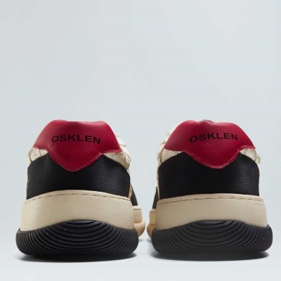Par de sapatilhas OSKLEN creme, preto e vermelho vistas de trás