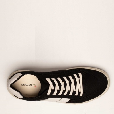 Ténis preto com atacadores e detalhes brancos visto de cima