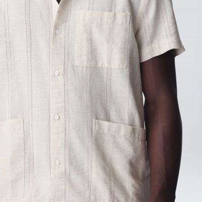 Camisa masculina bege com listras texturizadas e três bolsos