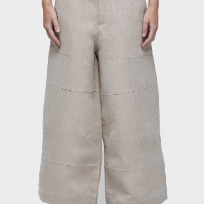 Calças largas bege texturizadas com bolsos frontais e sandálias pretas