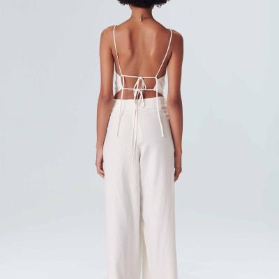 Macacão branco feminino com parte superior aberta e alças finas atrás