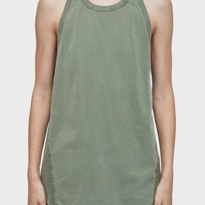 Regata verde-oliva feminina com golas arredondadas e design simples