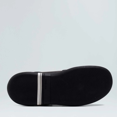 Sola preta de sapato com faixa dupla branca e inscrição HUGO BOSS