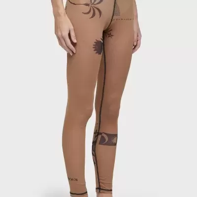 Leggings cor de pele com estampas abstratas escuras e cintura preta