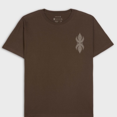 T-shirt castanha com estampa de folhas bege claro no peito