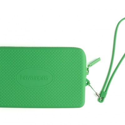 Carteira verde texturizada com fecho e alça de mão