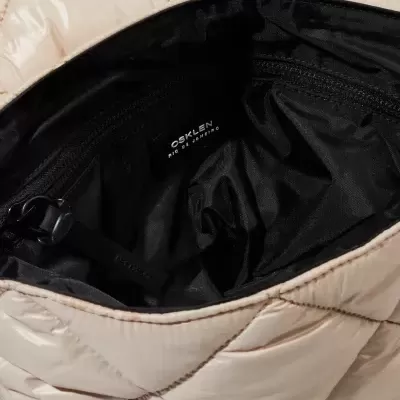 Bolsa bege matelassê com interior preto e etiqueta OSKLEN