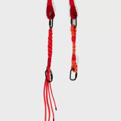 Cordão para óculos trançado vermelho e laranja com argolas pretas