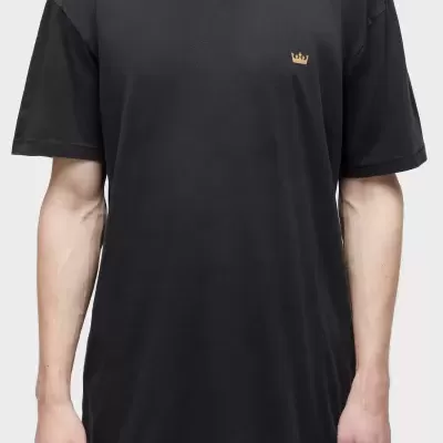 T-shirt preta com logotipo de coroa dourada no peito
