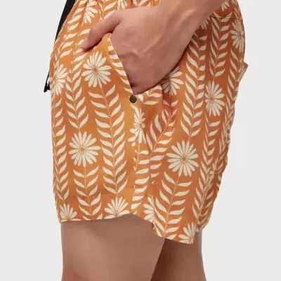Calções castanho alaranjados com padrão floral branco e bolso lateral