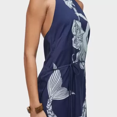 Vestido azul escuro com estampa branca de sereia e cinto fino na cintura