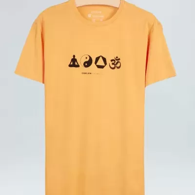 T-shirt laranja com estampas pretas e cabide de madeira.