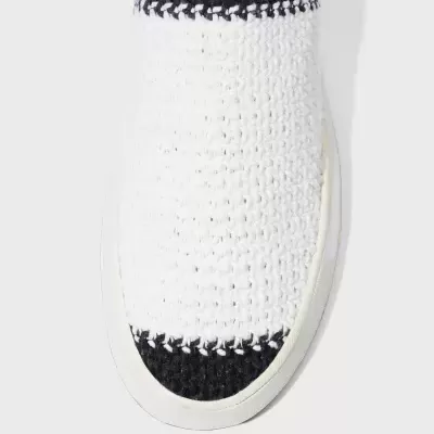 Sapato aberto branco tricotado com detalhes a preto e sola branca