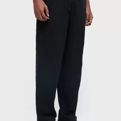 Calças pretas largas com ténis pretos